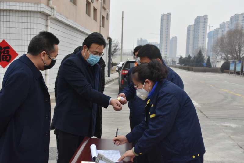 市城管局劉云飛局長一行蒞臨忻州市水務(wù)有限責(zé)任公司污水處理分公司檢查疫情防控及復(fù)工復(fù)產(chǎn)工作情況。.jpg