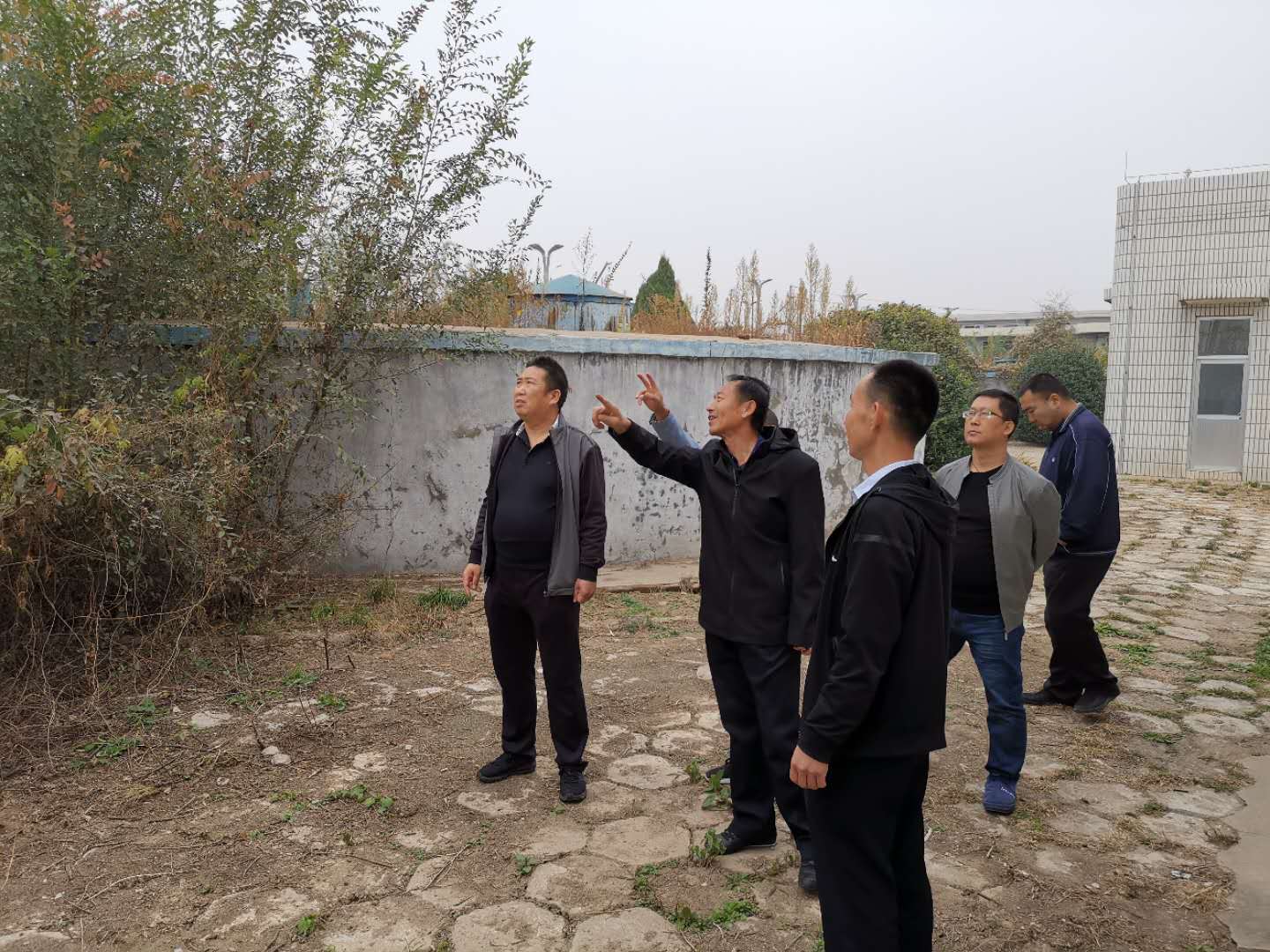 公司總經(jīng)理王建人在供水、污水生產(chǎn)一線開展風(fēng)險(xiǎn)隱患排查 (1).jpg