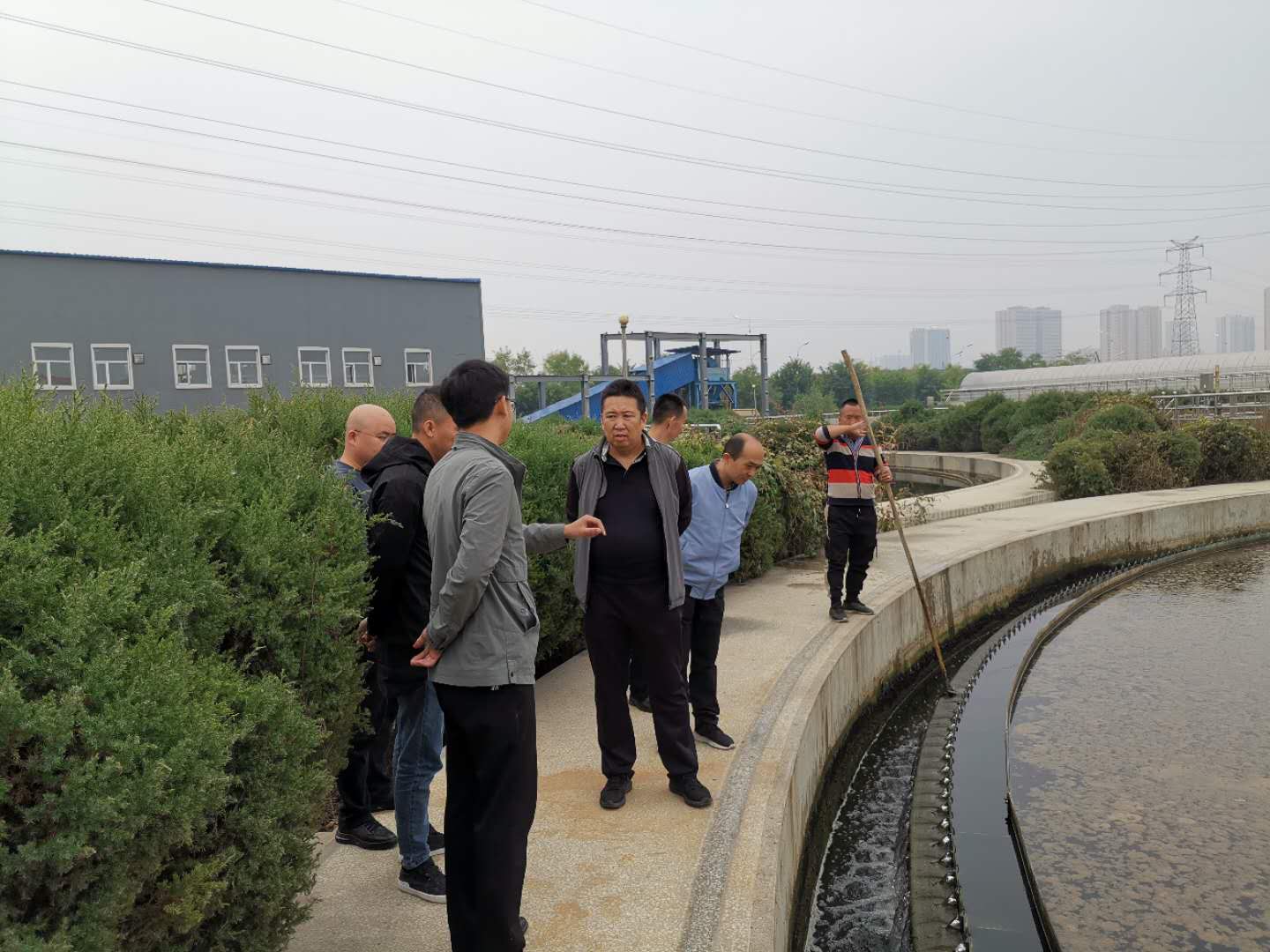 公司總經(jīng)理王建人在供水、污水生產(chǎn)一線開展風(fēng)險(xiǎn)隱患排查 (2).jpg